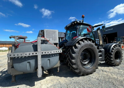 Valtra Equipé d'une citerne et système d'arrosage