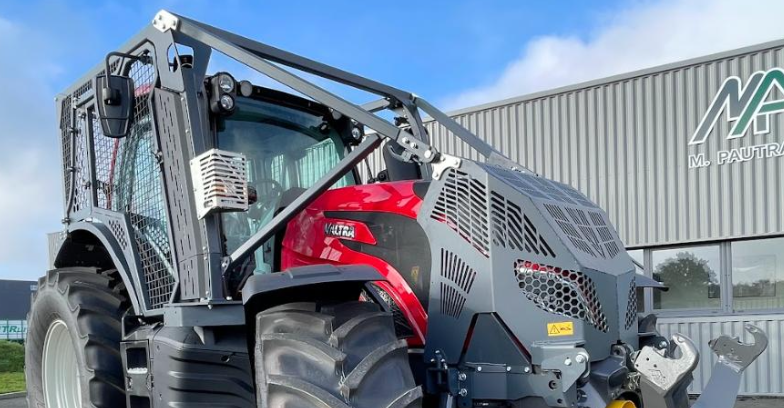 Tracteur Valtra avec ses protection voirie Protection voirie Valtra